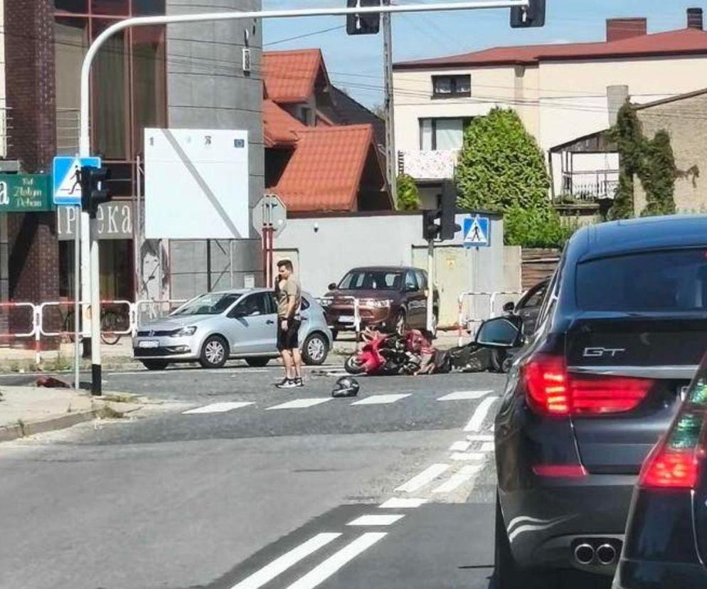 Zderzenie motocykla z samochodem. Drogi zablokowane