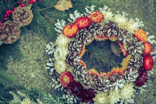 Wieniec z szyszek na cmentarz