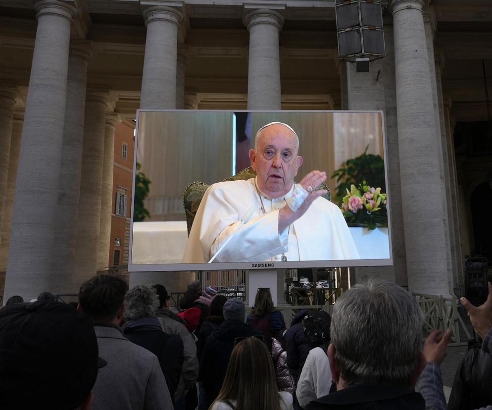Papież Franciszek jest chory. Miał plaster na dłoni, kaszel zaniepokoił wiernych