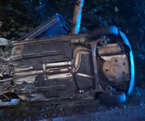 Śmiertelny wypadek pod Tomaszowem Mazowieckim. Kierujący zasłabł w czasie udzielania pomocy [ZDJĘCIA].