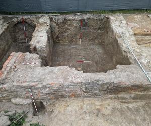 Niezwykłe odkrycie w Lublinie! Archeolodzy na placu budowy odkryli pozostałości fundamentów i piwnic budynku z XVIII wieku. ZDJĘCIA