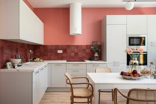 Mieszkanie w kolorze koralowym