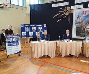 100 par zatańczyło poloneza na 100-lecie siedleckiego Ekonomika