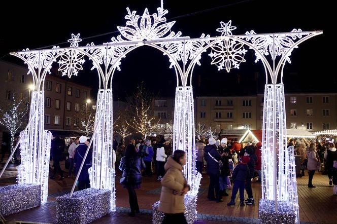 Bytomski rynek świeci się jak choinka. Gwiazda DeLoreana rozświetliła Bytomski Jarmark Świąteczny