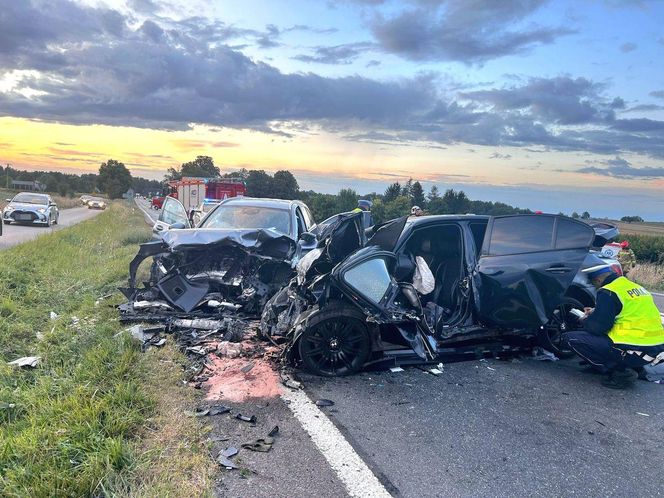 Wypadek na dk17 w woj. lubelskim. BMW czołowo zderzyło się z mercedesem