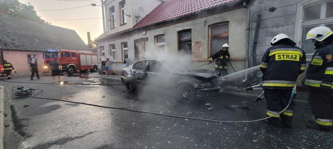 Auto nagle stanęło w płomieniach! W akcji kilka zastępów straży pożarnej [ZDJĘCIA]