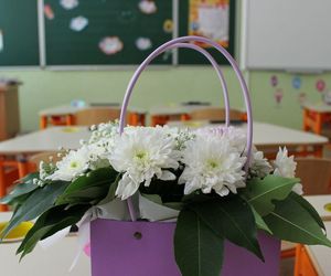 Prezent na Dzień Nauczyciela. Upominki, które rozbawią i wzruszą