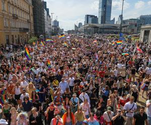 „Czas na równość jest teraz”. Ulicami Warszawy przeszła Parada Równości [GALERIA]