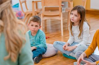 Drony, naruszenie granic? MEN podpowiada, jak rozmawiać w szkołach o sytuacjach kryzysowych