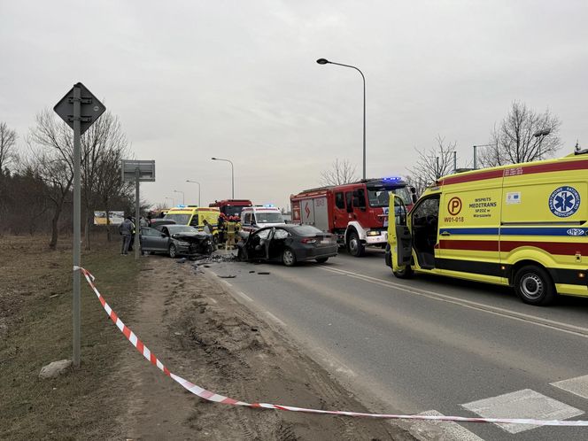 Czołowe zderzenie z nieoznakowanym radiowozem! Ranne cztery osoby, w tym policjanci 