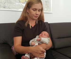 Funkcjonariusze ITD pomogli Wandzie bezpiecznie przyjść na świat. Mają nadzieję, że kiedyś przyjdzie na służbę