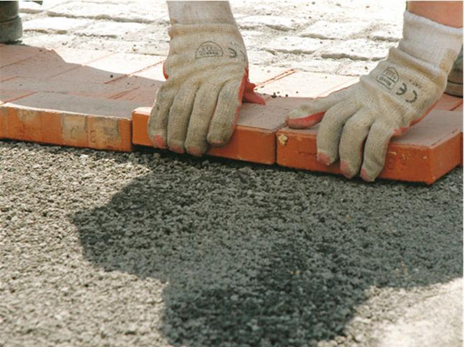 Układanie pierwszego rzędu klinkieru