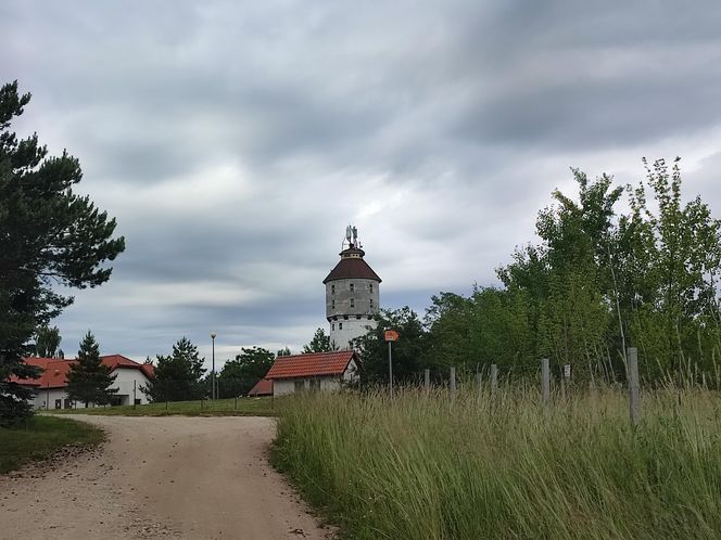Prawie jak dom Muminków. Zabytkowa wieża na Mazurach zachwyca