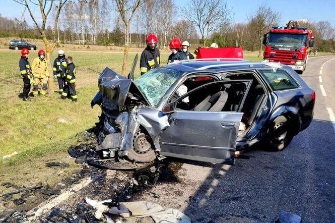 Śmiertelny wypadek na DK-53 w Szczytnie. Pasażer Audi zginął na miejscu