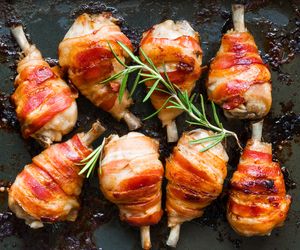 Pałki kurczaka pieczone w boczku: przepis na nóżki kurczaka