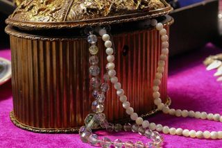 Biżuteria i zegarki z PRL wracają do łask. Twoje pamiątki mogą być teraz fortuną!