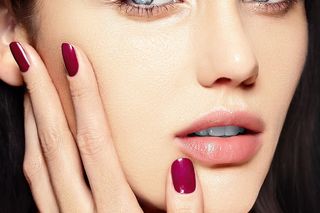 Ten kolor paznokci to kwintesencja elegancji. Idealnie pasuje do jesiennych stylizacji