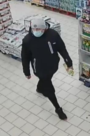 Opluł i skopał ekspedientkę. Tego mężczyzny szuka policja z Bydgoszczy