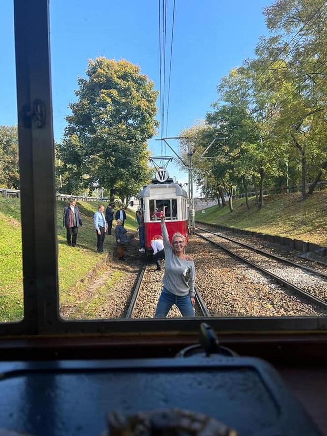 Niezwykły tramwaj z powstańcami. Wycieczka po Warszawie jak przed wojną