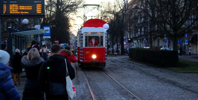 Świąteczny tramwaj wyjechał na ulice Szczecina i zachwycił mieszkańców! [WIDEO, ZDJĘCIA]