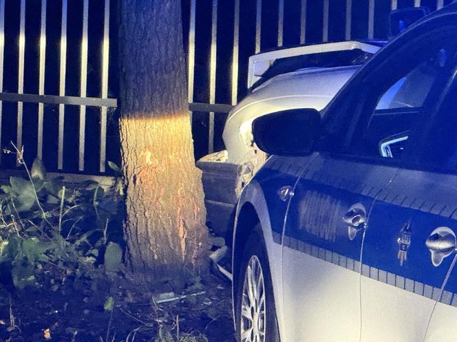 Nocny pościg na Białołęce. Samochodem huknął w drzewo, uciekając zgubił klapki