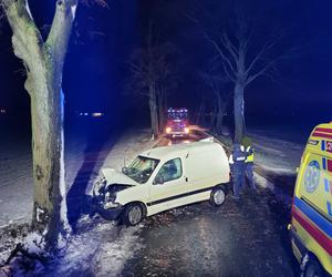 Poważny wypadek pod Chełmżą. Wypadł z drogi i uderzył w drzewo