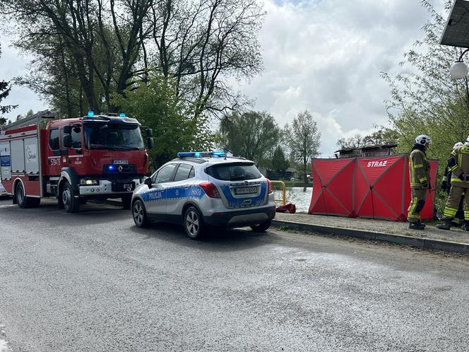 Ludzkie zwłoki w stawie pod Płońskiem. Strażacy wyłowili je z wody, na miejscu jest prokurator