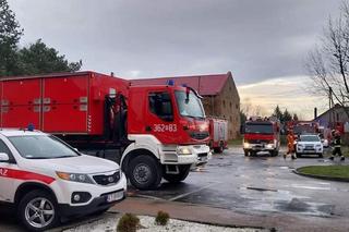 Ściana spichlerza zawaliła się na drogę w Radłowie