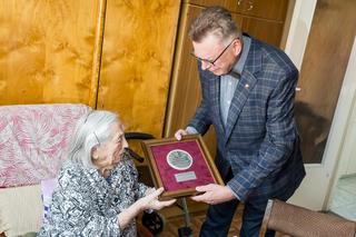 Kocha kwiaty i naturę! Pani Stanisława skończyła właśnie 100 lat i czerpie z życia garściami