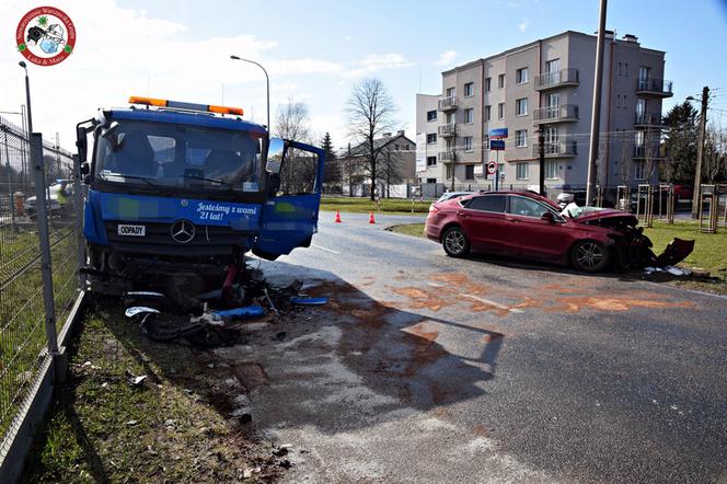 Czołowe zderzenie osobówki z ciężarówką