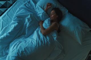 Jaka pozycja do spania jest najzdrowsza? Eksperci wskazali tę jedną