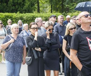 Zapłakane gwiazdy na pogrzebie Joanny Kołaczkowskiej. Steczkowska i Tadla ocierały łzy, panowie też mieli mokre oczy