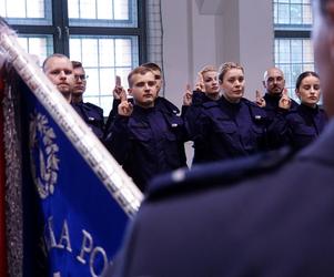 Ślubowanie nowych policjantów w Olsztynie. W szeregi wstąpiło 24 funkcjonariuszy [ZDJECIA]