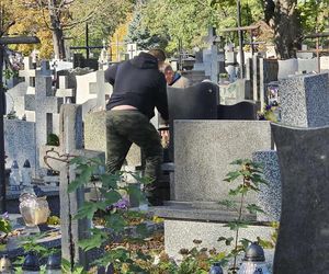 Polacy masowo sprzątają groby przed 1 listopada