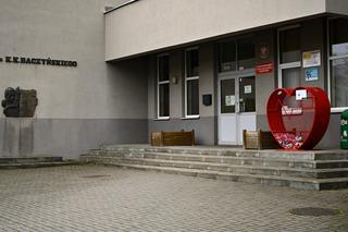 Duże czerwone serca na nakrętki przy czterech białostockich szkołach [ZDJĘCIA]