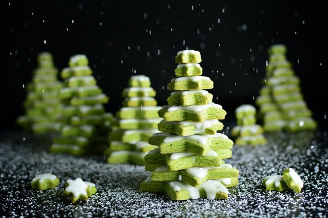 Świąteczne choinki z kruchych ciastek: łatwy przepis na ciasteczka gwiazdki z zieloną herbatą matcha
