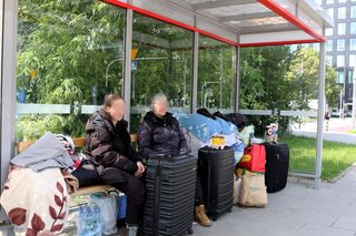 Dwie Ukrainki żyją na przystanku autobusowym w Warszawie. Odmawiają pomocy