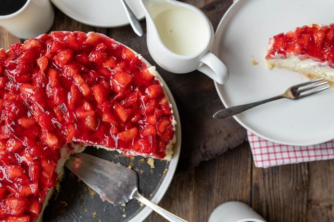 Tort śmietanowy z owocami: prosty przepis. Tanie i szybkie ciasto