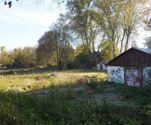 Kiedyś na tym wybiegu były konie. Dziś: zakaz wstępu, bo grozi zawaleniem. Tyle zostało po LKJ-cie. Zdjęcia