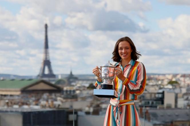 Iga Świątek w tęczowej sukience po wygraniu Roland Garros