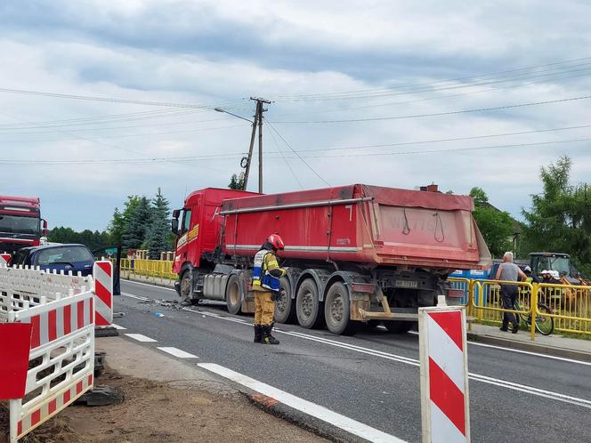 Wypadek W Lubieni. Ciężarówka zderzyła się z osobówką