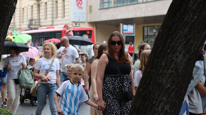 Deszcz nie był im straszny! Bajkowy Korowód przeszedł ulicami Lublina. Zobacz zdjęcia!