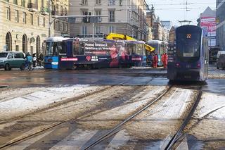 Seria stłuczek i awarii we Wrocławiu. Trudny dzień dla pasażerów MPK. Co będzie przy większych mrozach? 