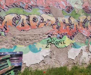 Zidane podpisał się na praskim murze. Społecznicy chcą ratować niszczejącą pamiątkę