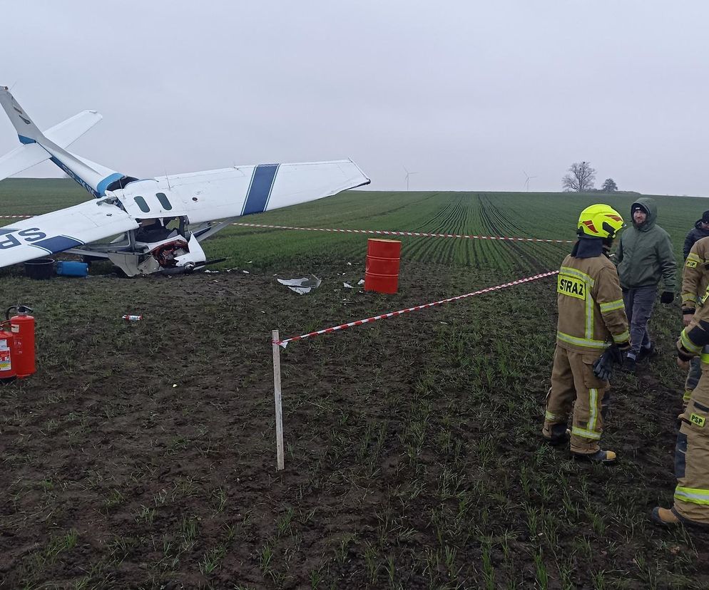 Awionetka runęła na pole pod Chełmnem! Dwie osoby trafił do szpitala [ZDJĘCIA]