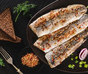 Śledzie w marynacie korzennej: przepis na pyszną wigilijną przystawkę