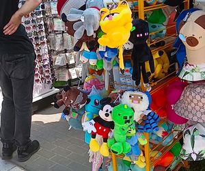 Wakacyjne pamiątki na straganach w nadmorskich kurortach