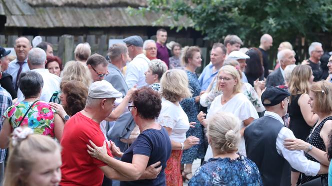 Wirują warkocze i wstążeczki. Tak bawili się lublinianie na potańcówce w skansenie!