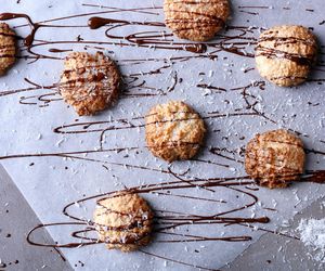 Bez białego cukru, a smakują jak z najlepszej cukierni. Te domowe kokosanki zrobisz w kilka minut 