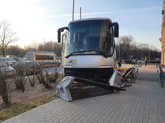 Poznań: autobus wylądował przy wejściu do bloku.